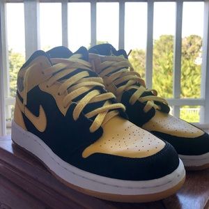 (SOLD)Jordan 1 Mid “New Love”